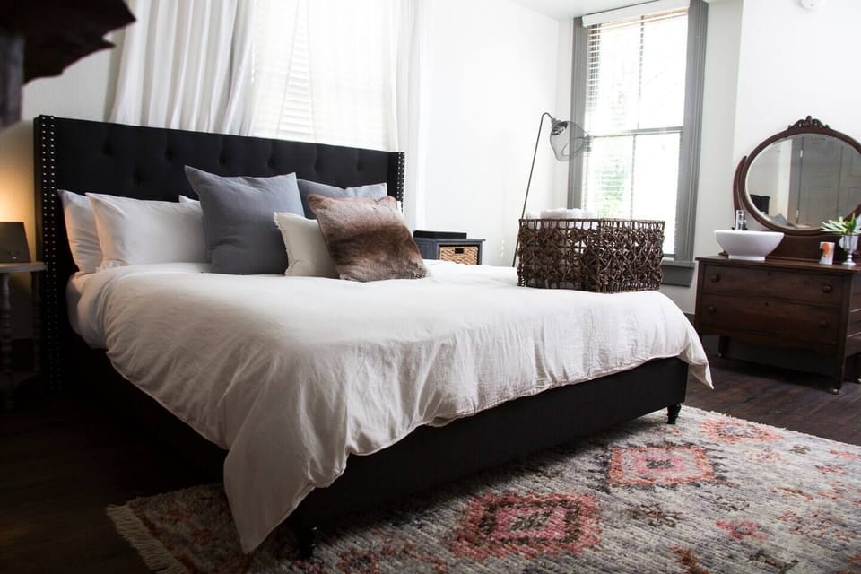 Large King Bedroom w/ Ensuite Bath