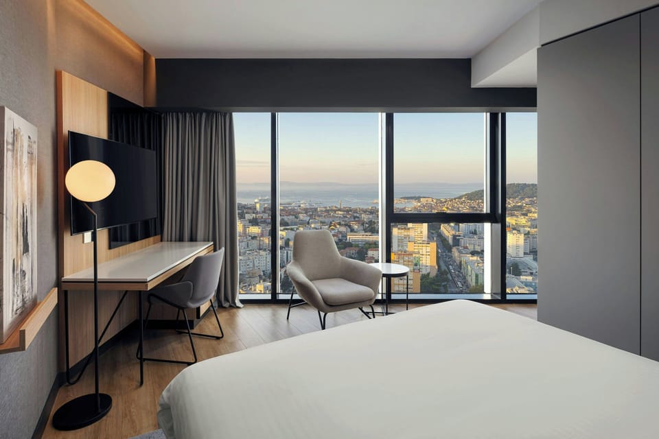 Superior Room, 1 King Bed, Sea View | In-room safe, desk, laptop workspace, blackout drapes