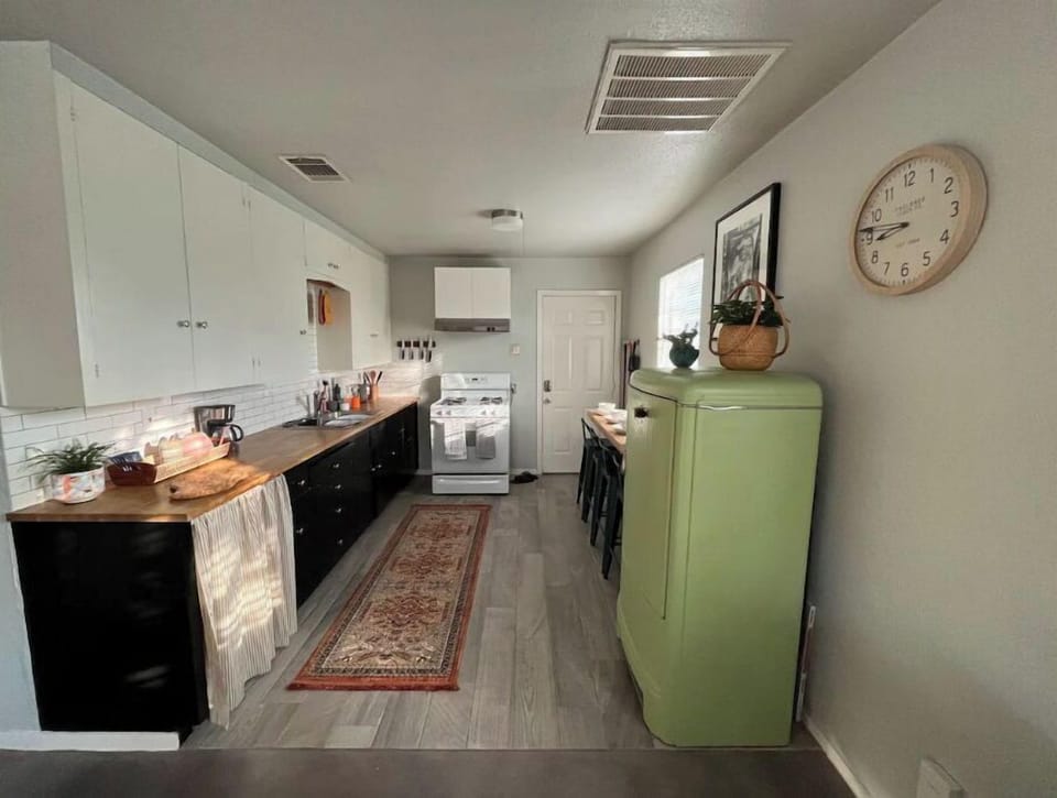 Full kitchen. Beautiful working vintage fridge. 