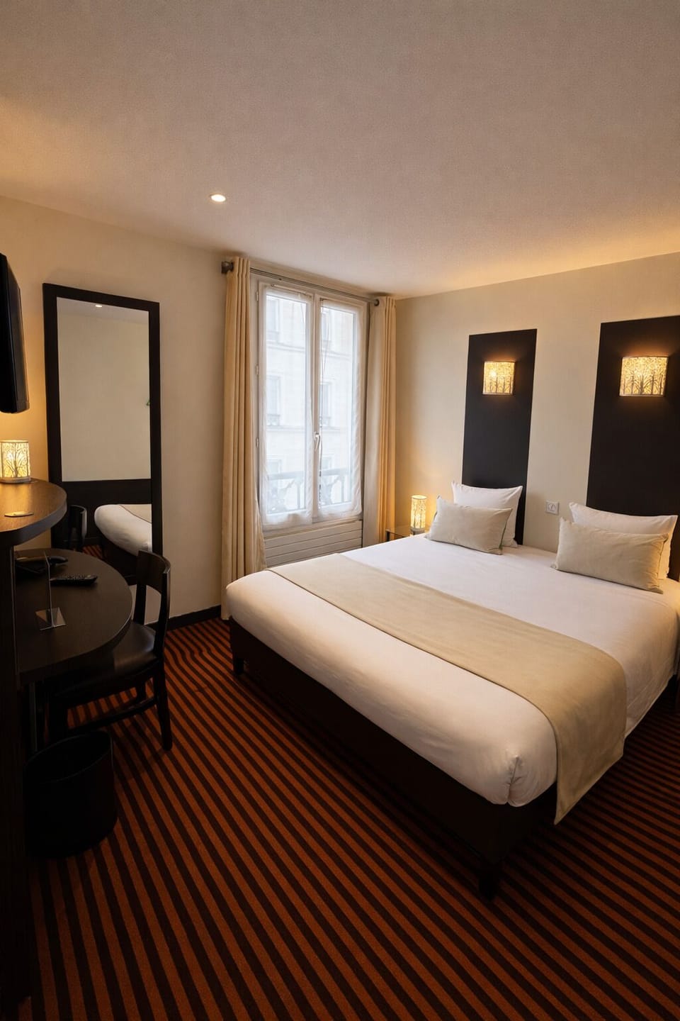 Classic Room | In-room safe, individually decorated, individually furnished, desk