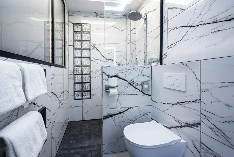 Superior Room | Bathroom | Free toiletries, hair dryer, towels