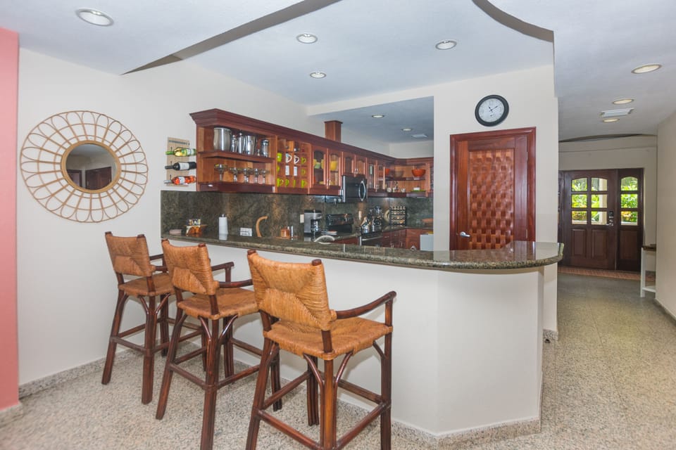 Full equipped kitchen and breakfast bar