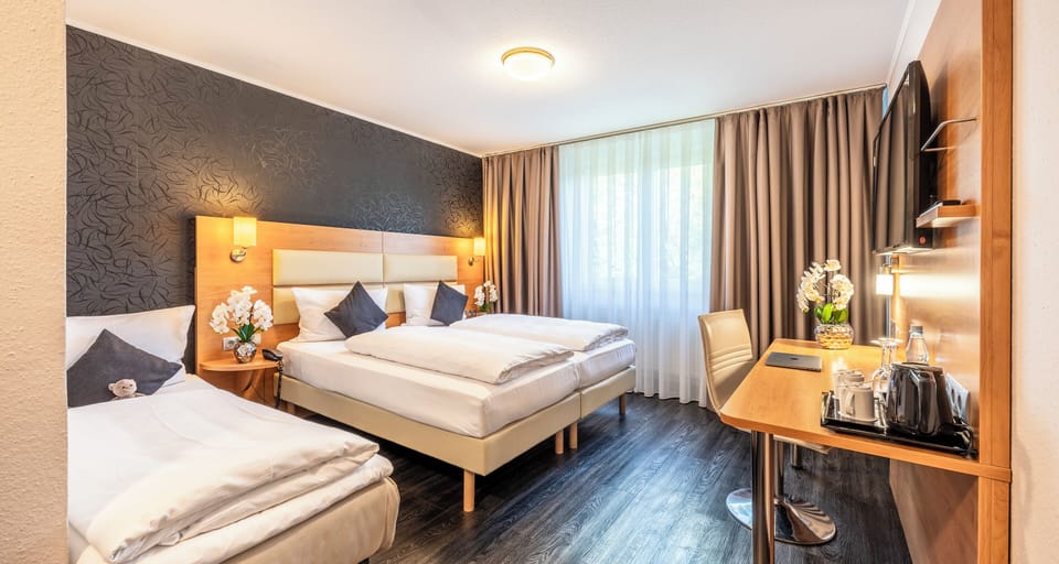 Comfort Triple Room | Hypo-allergenic bedding, desk, laptop workspace, blackout drapes