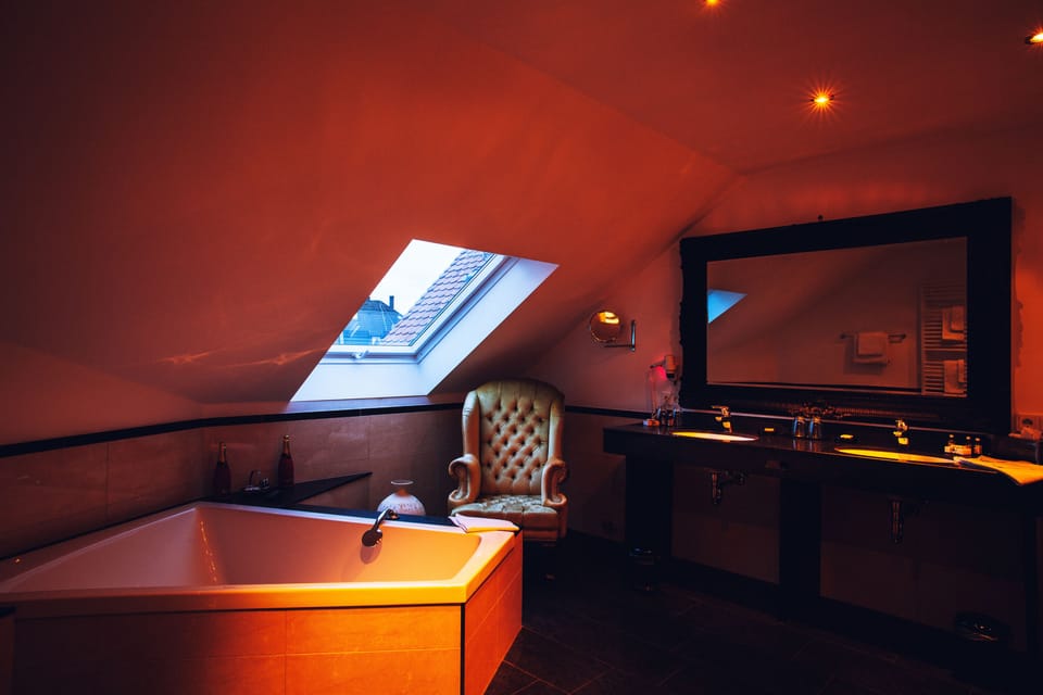 Suite | Bathroom | Shower, hair dryer, towels