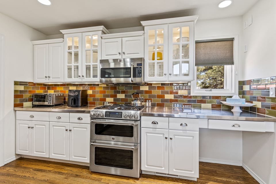 Lots of dishes and plenty of cooking tools are provided for guests.