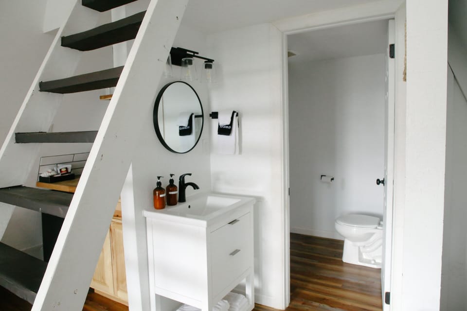 Combined shower/tub, towels