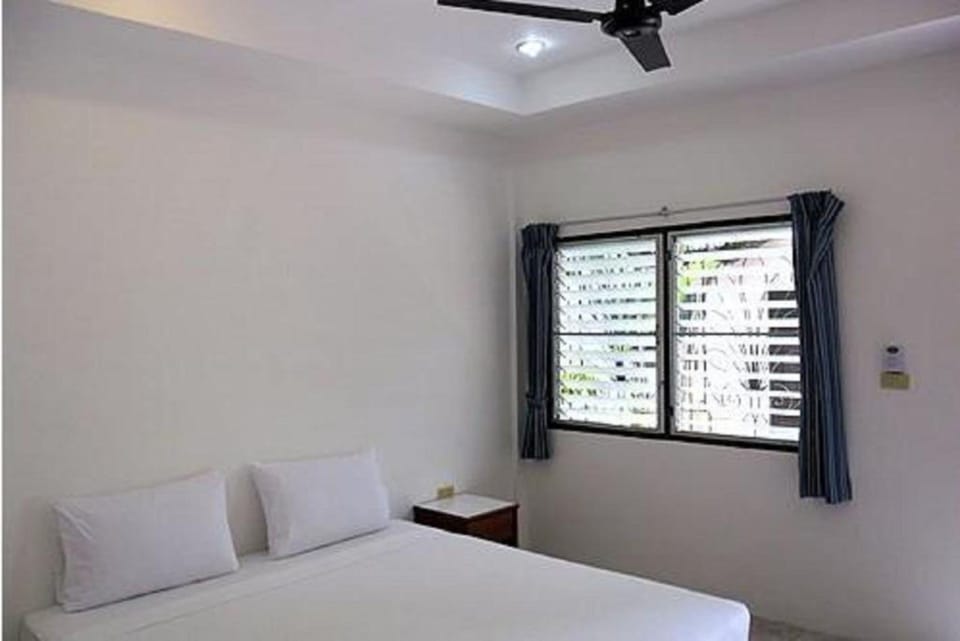 Minibar, free WiFi, bed sheets