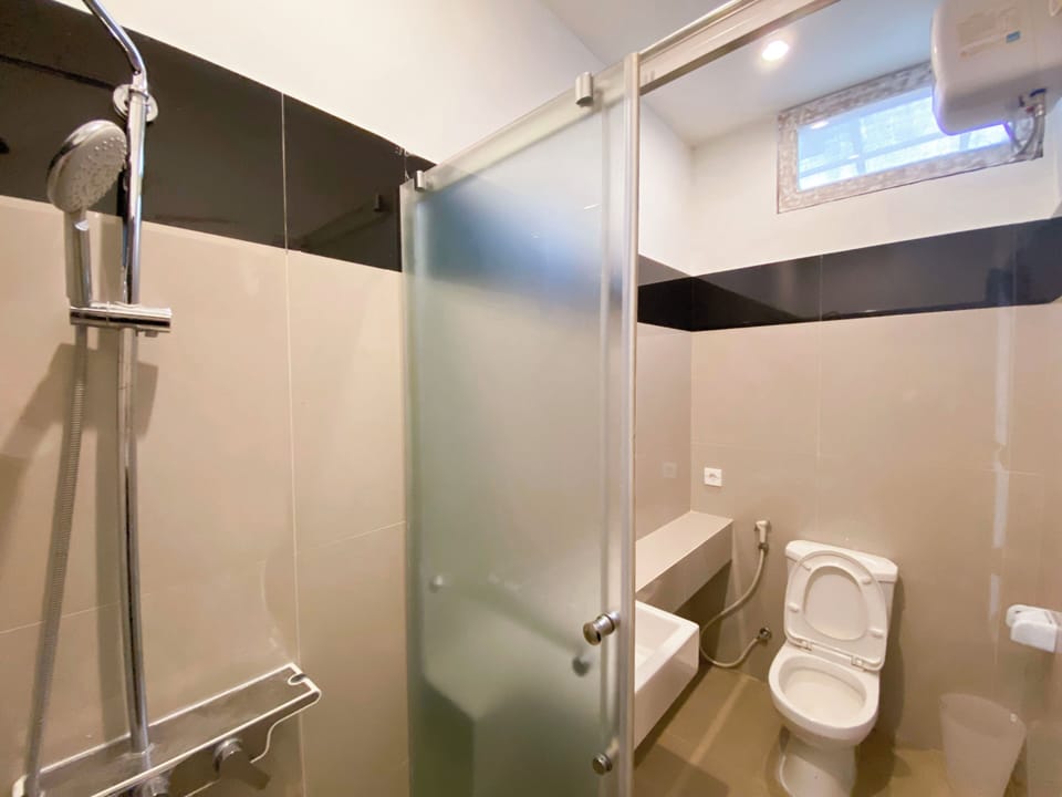 Deluxe Room | Bathroom | Shower, free toiletries, slippers, towels