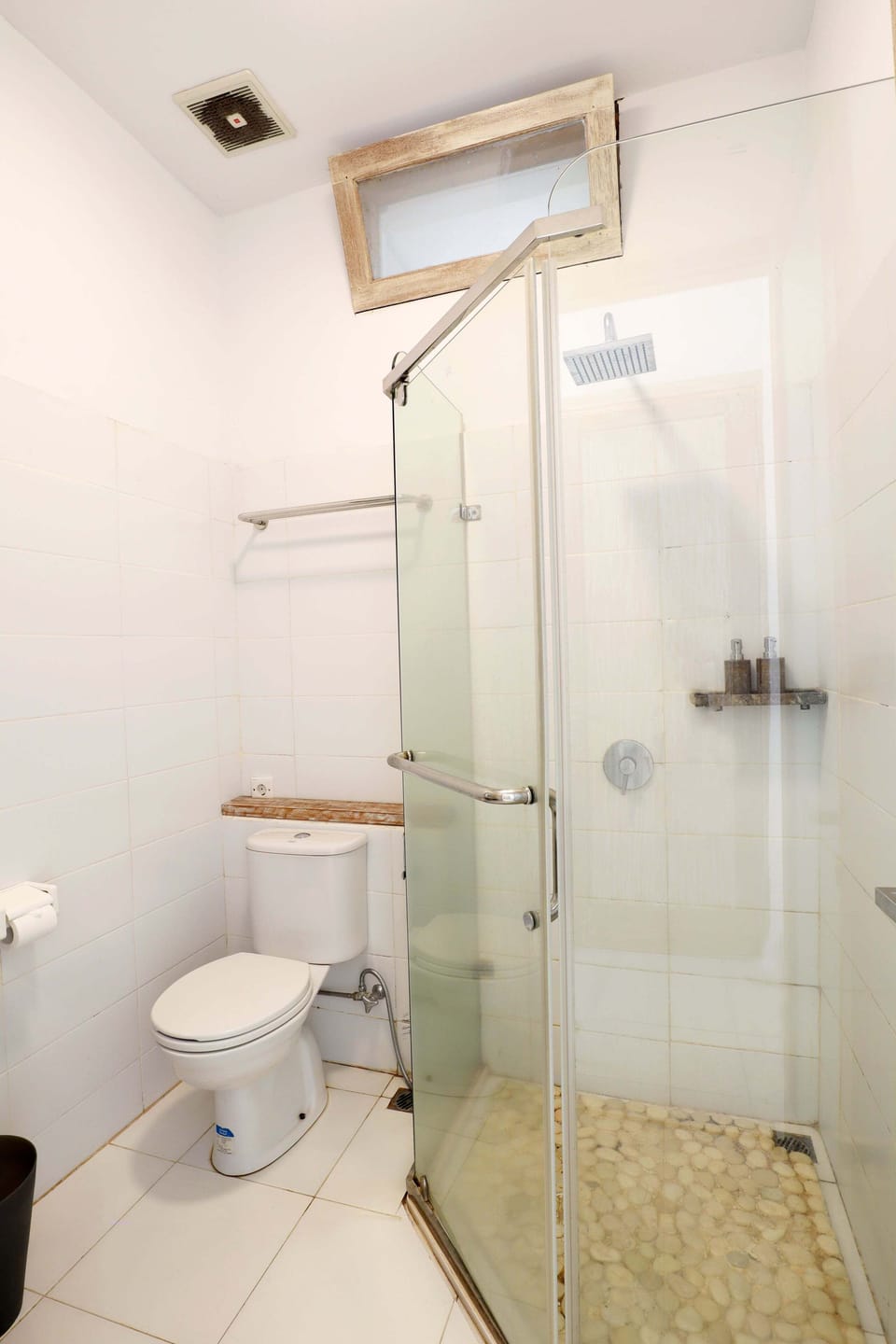 Deluxe Room | Bathroom | Shower, free toiletries, slippers, towels