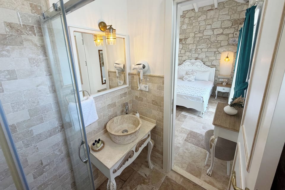 Superior Double Room | Bathroom | Shower, rainfall showerhead, free toiletries, hair dryer