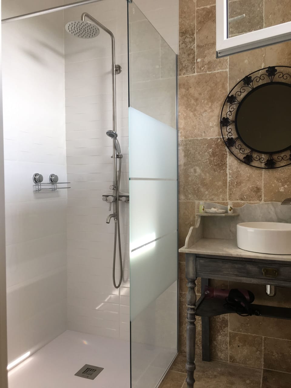 Chambre Syrah | Bathroom | Shower, hair dryer, towels, soap