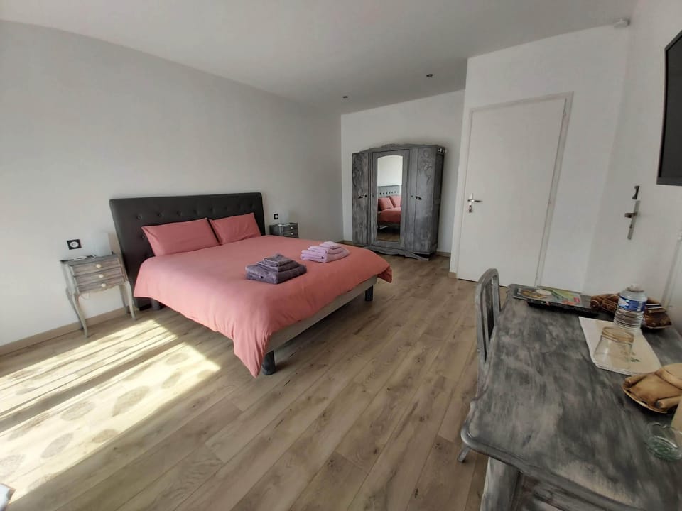 Chambre Syrah | Premium bedding, memory foam beds, individually furnished, soundproofing