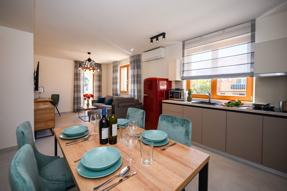 Comfort Apartment, 1 Bedroom, Courtyard View | Desk, iron/ironing board, WiFi (free), bed sheets