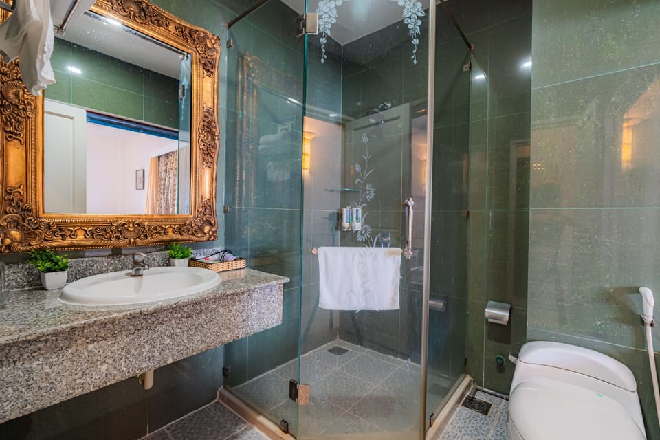 Superior Twin Room | Bathroom | Combined shower/tub, hydromassage showerhead, designer toiletries