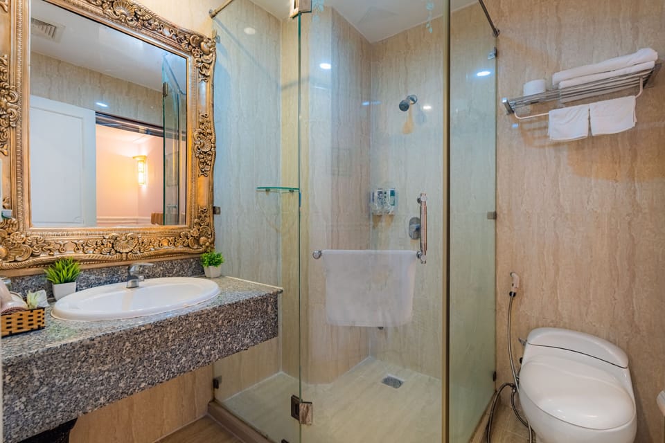 Combined shower/tub, hydromassage showerhead, designer toiletries