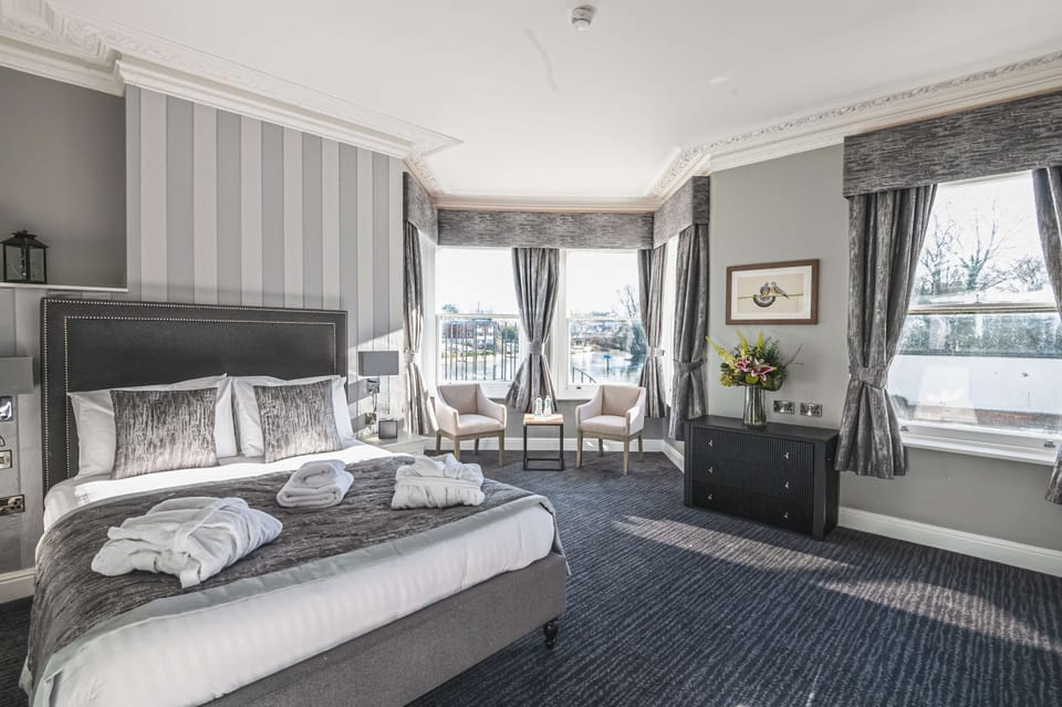Executive Room, 1 King Bed, Non Smoking | Desk, iron/ironing board, free WiFi, bed sheets