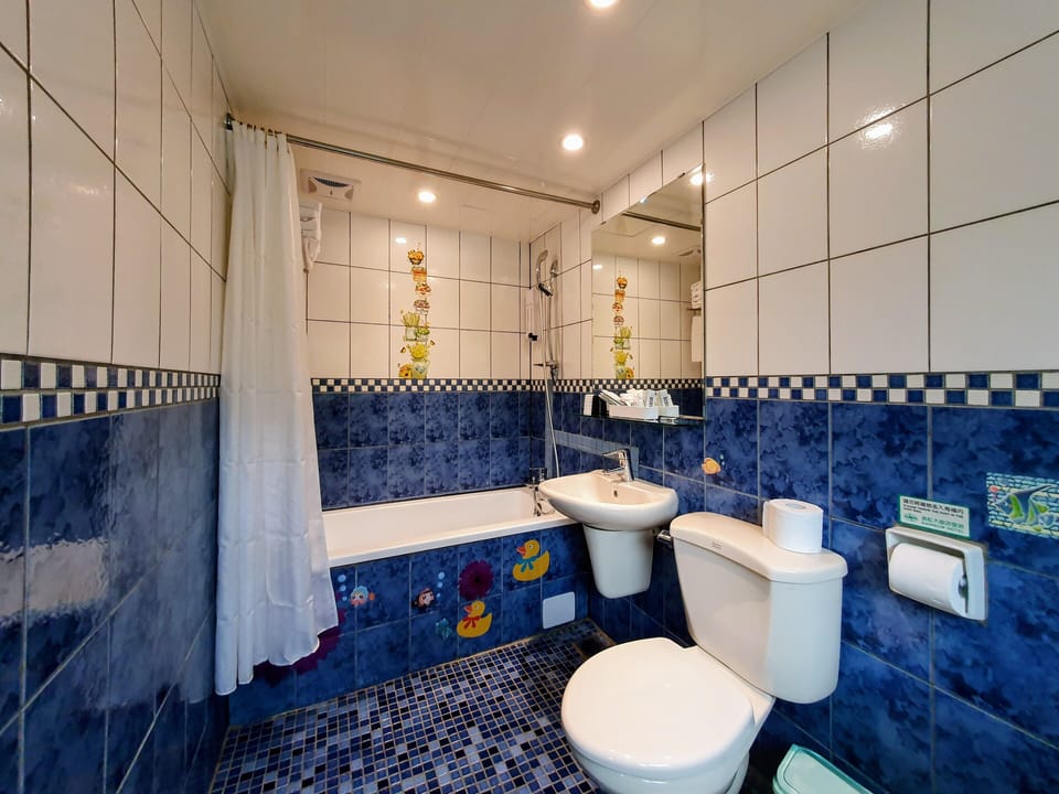 Five Persons Room | Bathroom | Rainfall showerhead, free toiletries, hair dryer, slippers