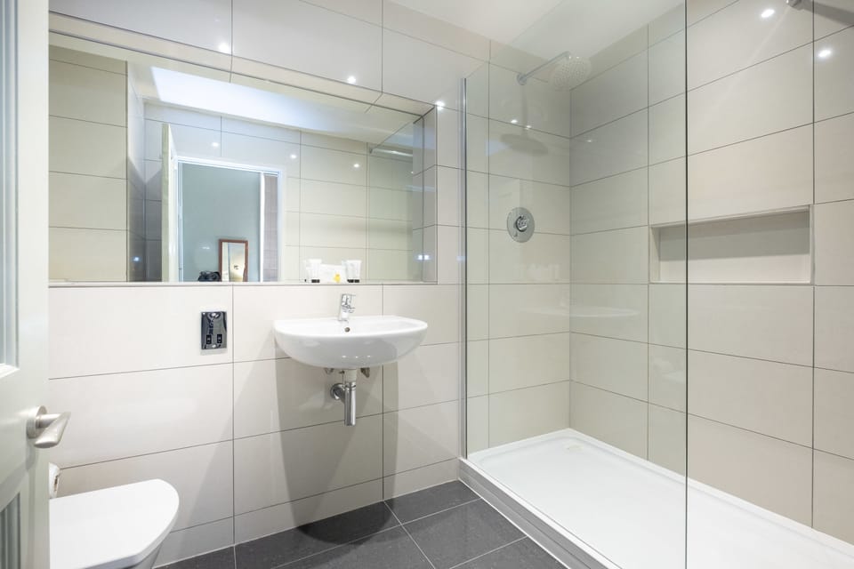 Shower, free toiletries, hair dryer, towels