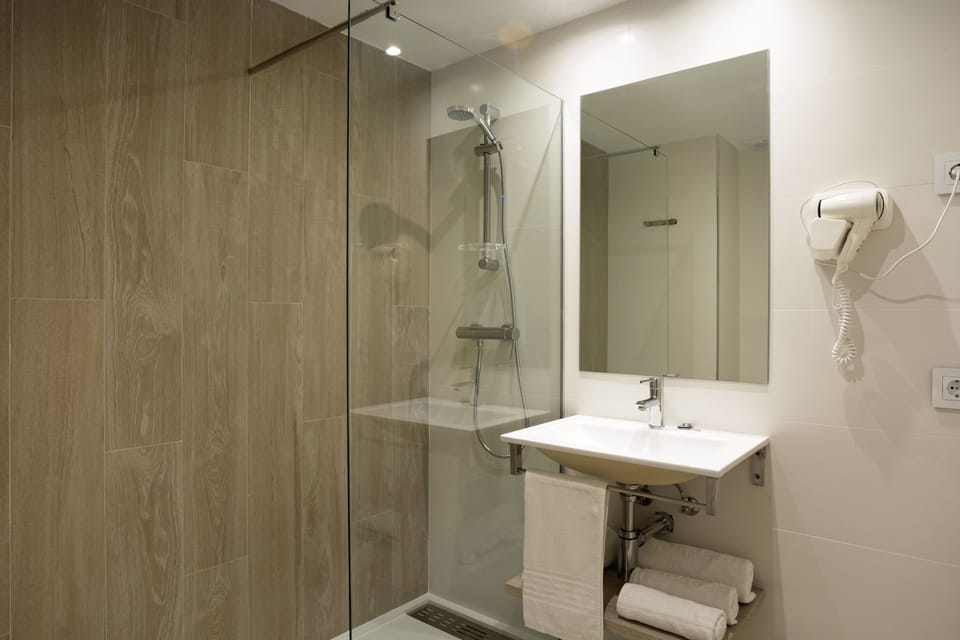 Shower, free toiletries, hair dryer, towels