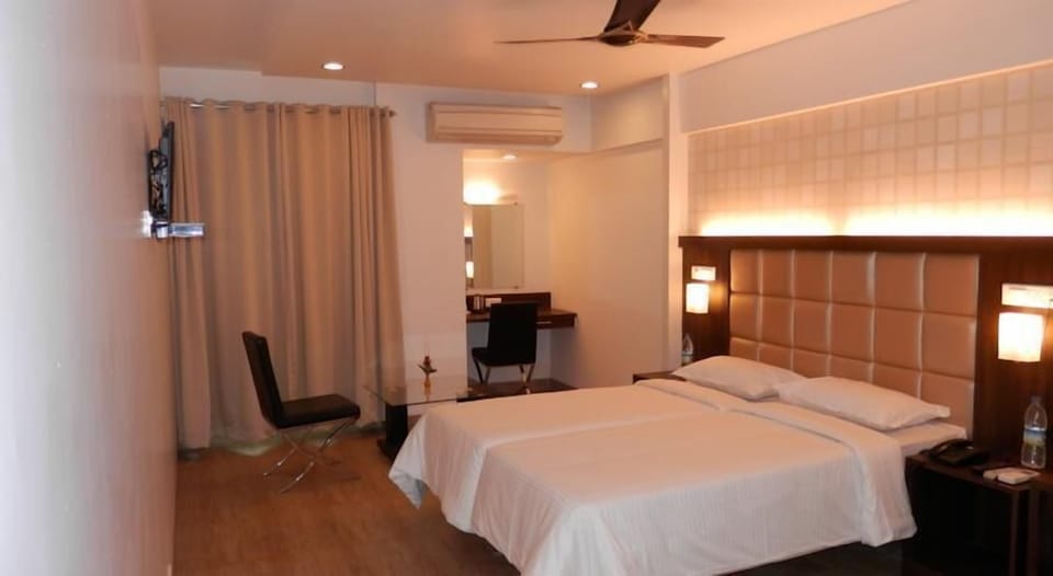 Desk, rollaway beds, free WiFi
