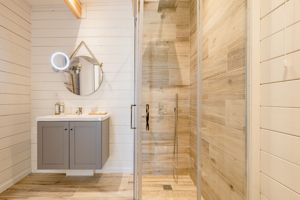 Traditional Double or Twin Room | Bathroom | Shower, rainfall showerhead, free toiletries, hair dryer