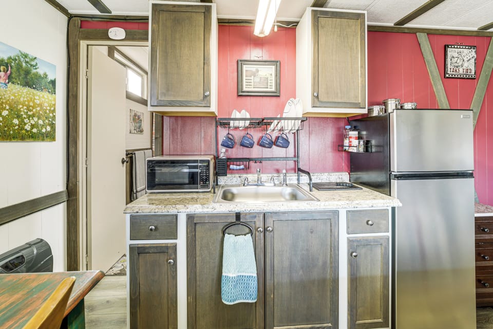 Kitchenette | Microwave | Coffee Maker