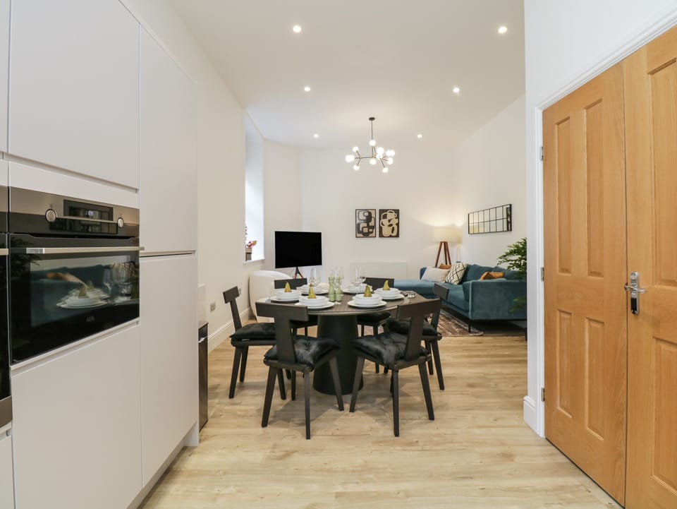 Cottage | Dining