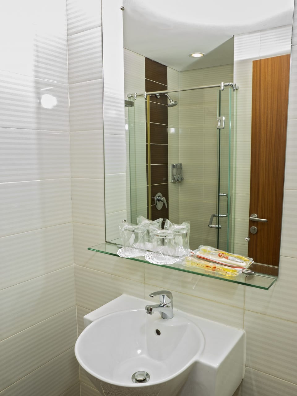 Superior Room | Bathroom | Shower, hair dryer, slippers, towels