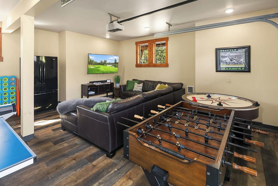 Elk Grove. - Comfortable sectional, air hockey, ping pong and foosball in the garage game room!