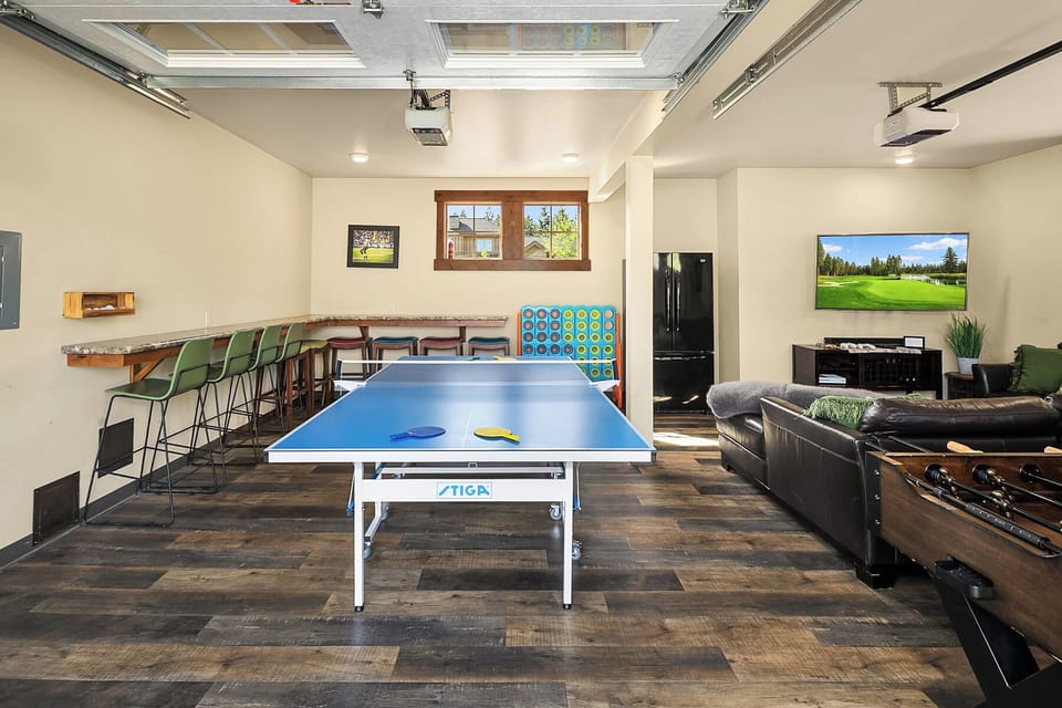 Elk Grove. - Enjoy the garage game room with family!