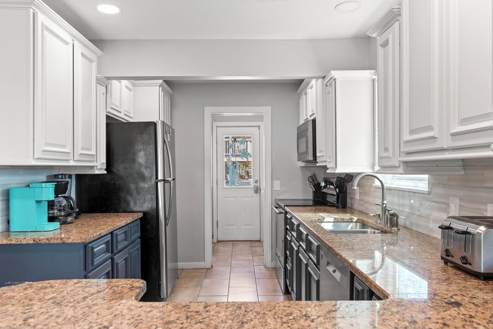 House, 6 Bedrooms, Sea View | Private kitchen | Full-size fridge, microwave, oven, stovetop