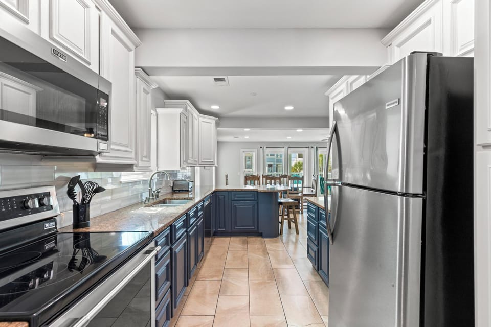 House, 6 Bedrooms, Sea View | Private kitchen | Full-size fridge, microwave, oven, stovetop