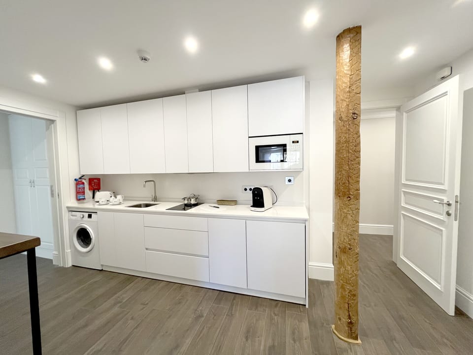 Deluxe Suite, Private Bathroom (Vistas Plaza Mayor) | Shared kitchen