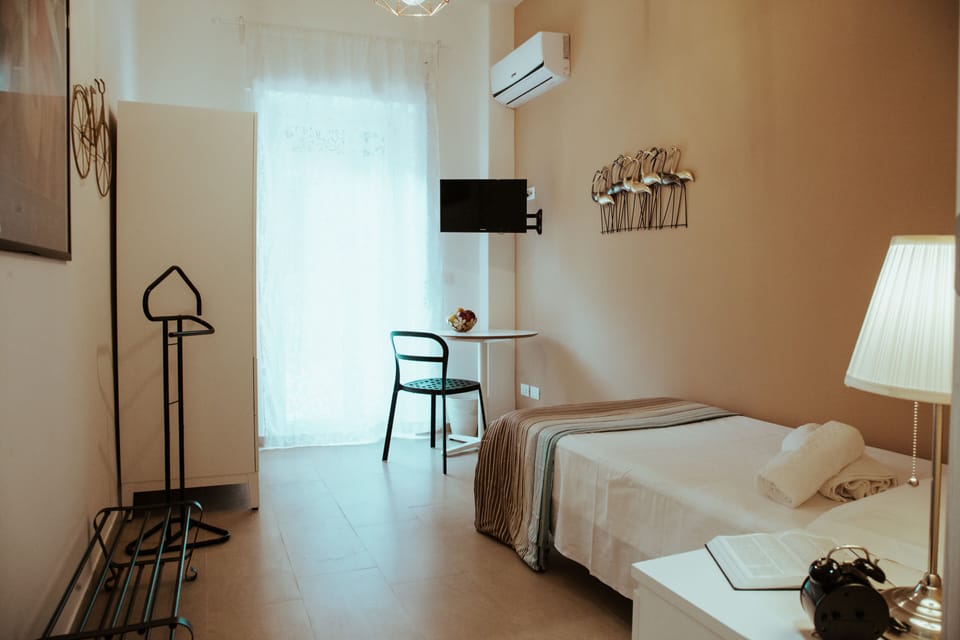 Business Single Room | Premium bedding, down comforters, desk, laptop workspace