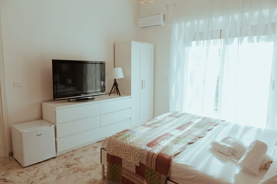Classic Room | Premium bedding, down comforters, desk, laptop workspace