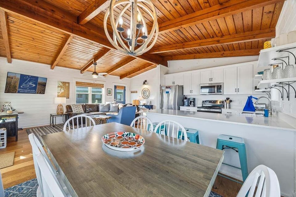 Top-Level Dining Room with Table (seats 6)