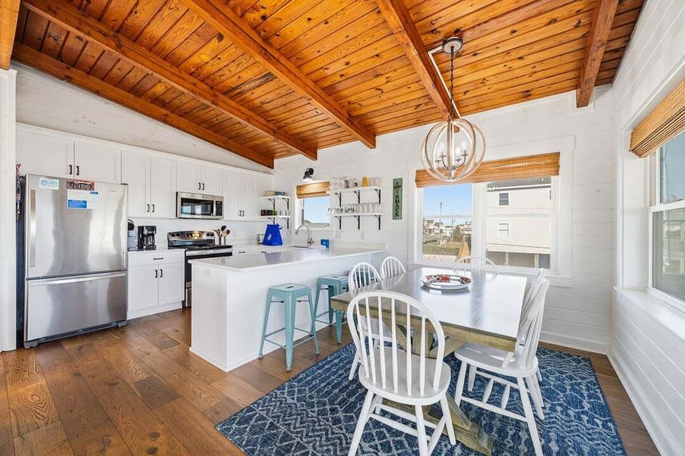 Top-Level Dining Room with Table (seats 6)