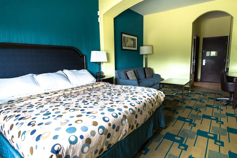 Iron/ironing board, free WiFi, bed sheets