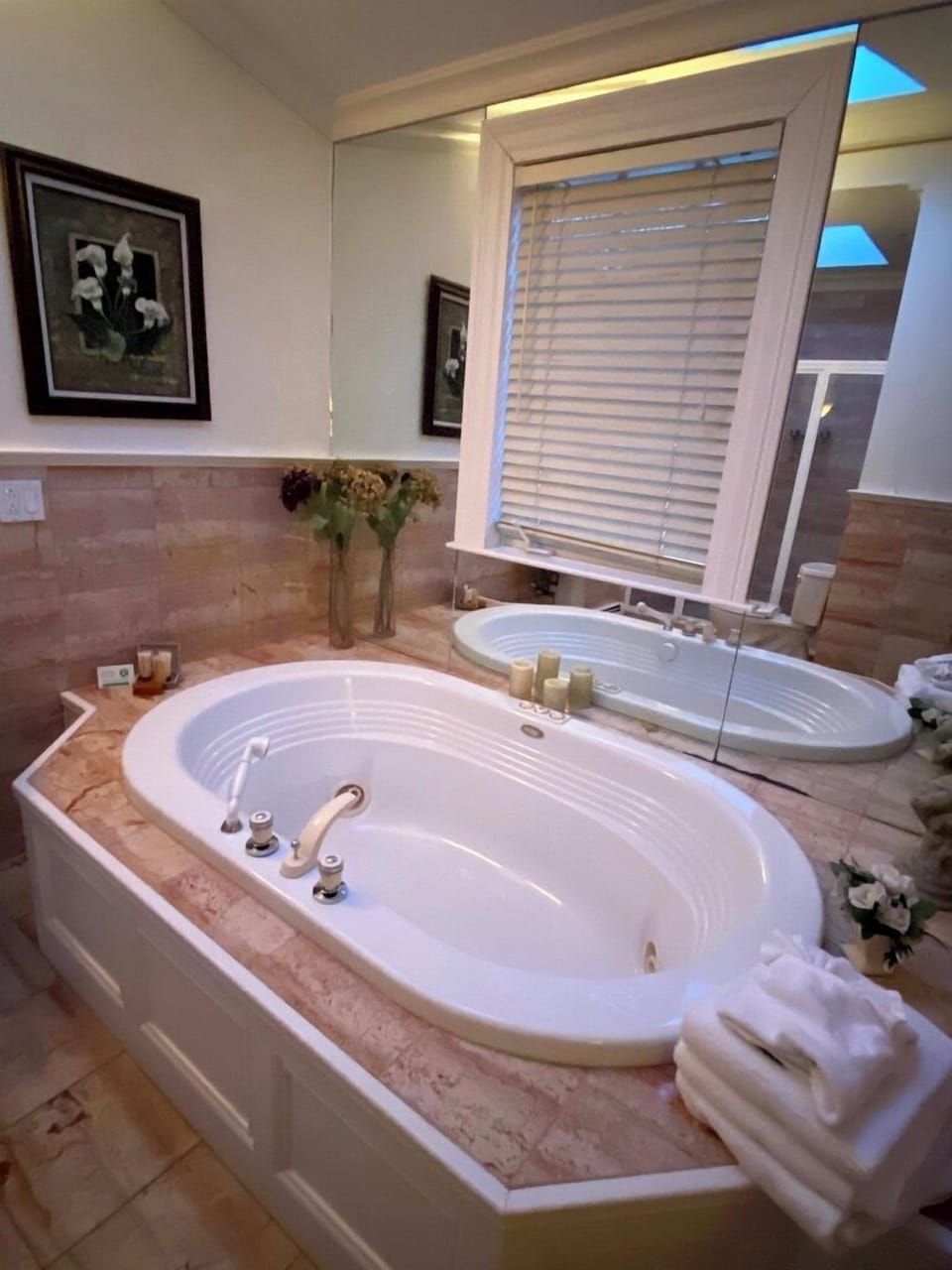 Marble Room at Chiltern Inn B&B | Bathroom | Shower, free toiletries, towels