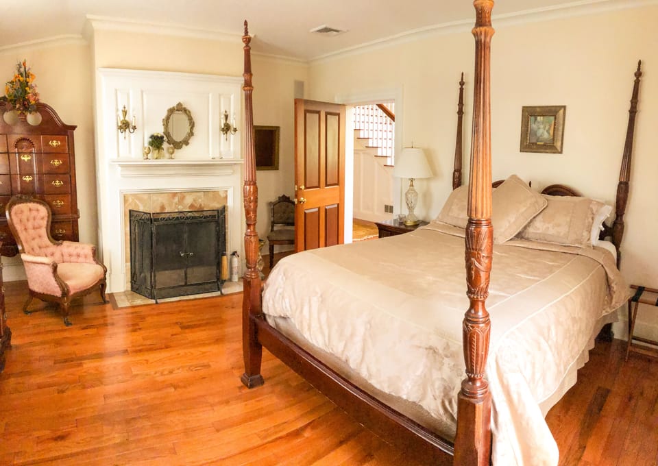 Marble Room at Chiltern Inn B&B | Blackout drapes, WiFi (free), individually decorated