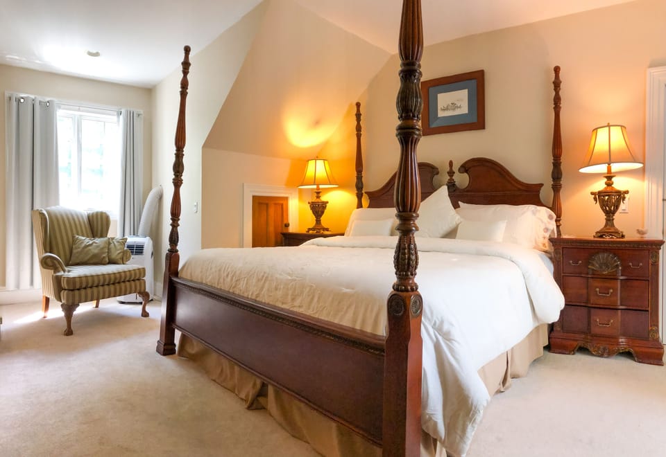 Strawberry Hill Room at Chiltern Inn B&B | Blackout drapes, WiFi (free), individually decorated