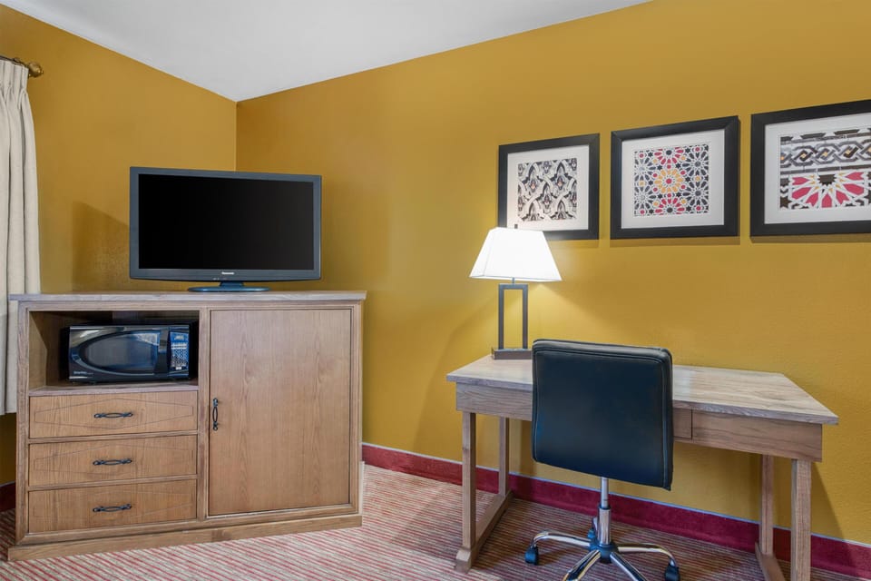 Standard Room, 1 King Bed, Accessible, Bathtub | Desk, laptop workspace, iron/ironing board, WiFi (surcharge)