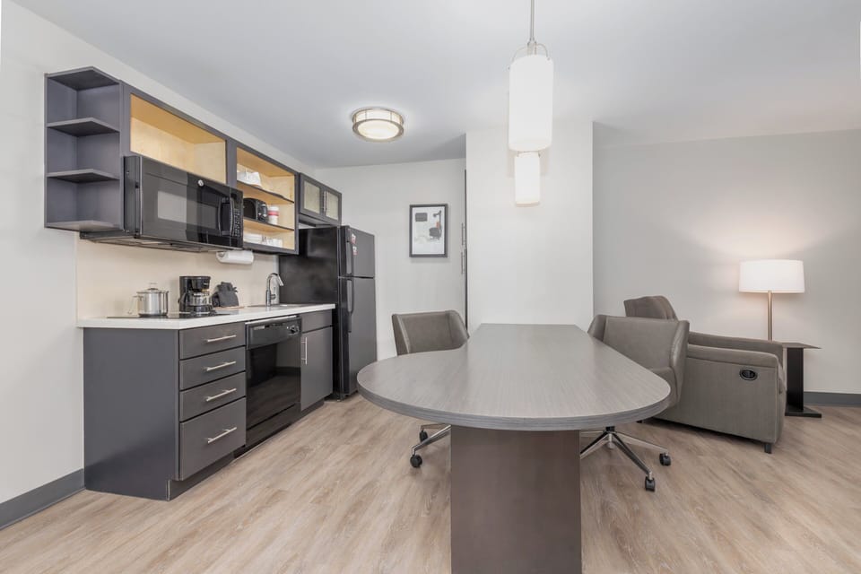 Desk, laptop workspace, iron/ironing board, free WiFi