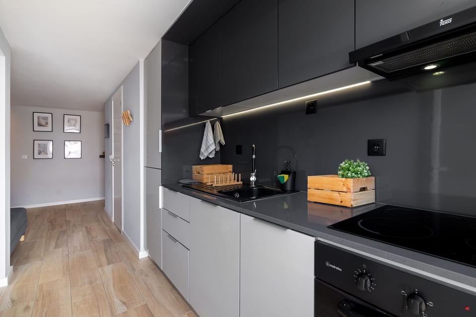 Kitchen with neutral tones. 100% equipped for very tasty moments.