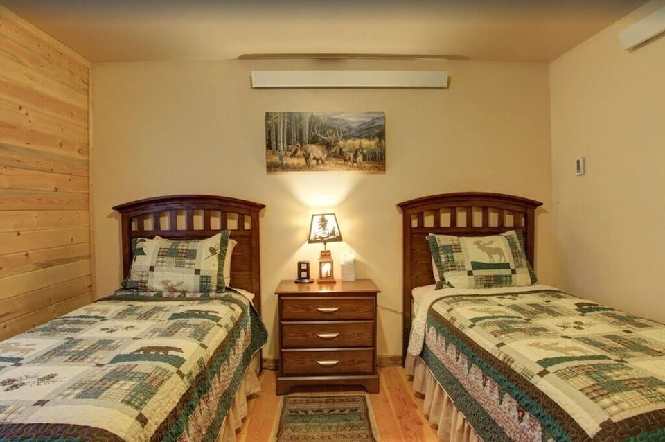 Cabin | 3 bedrooms, premium bedding, down comforters, travel crib