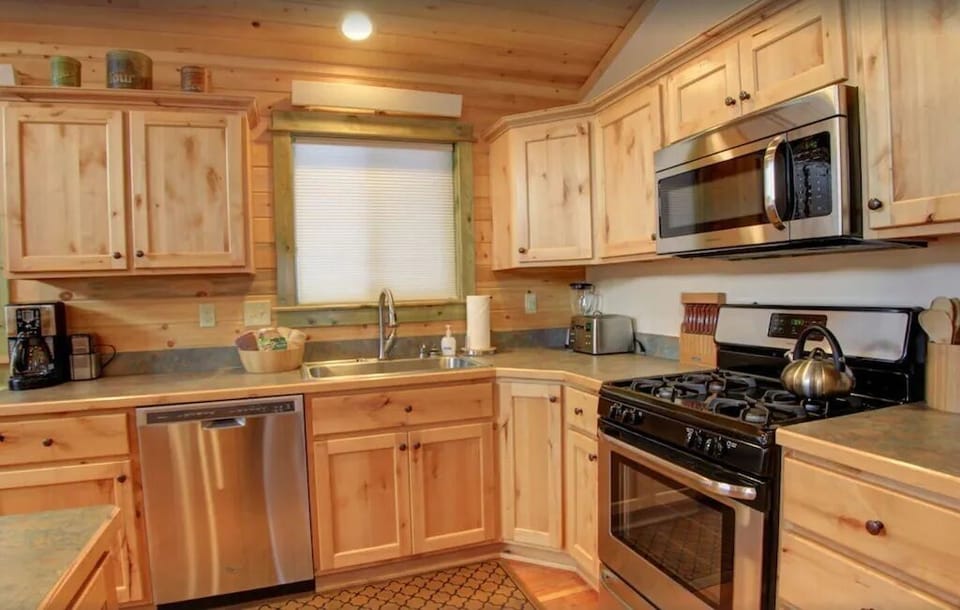 Cabin | Private kitchen | Full-size fridge, microwave, oven, stovetop