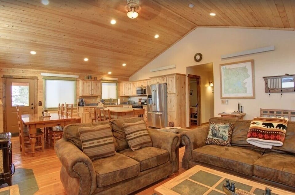 Cabin | Living area | 42-inch plasma TV with satellite channels, TV, fireplace