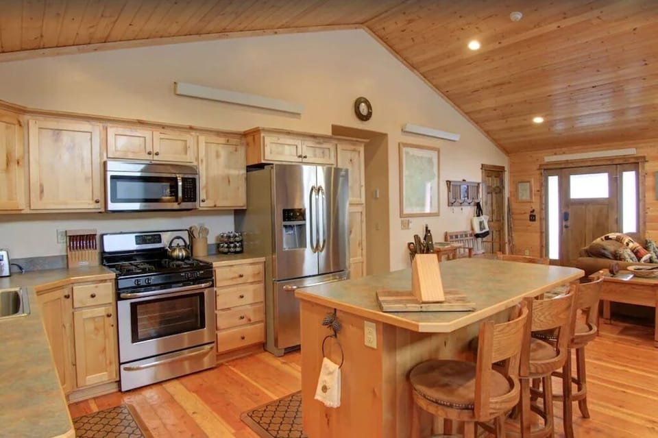 Cabin | Private kitchen | Full-size fridge, microwave, oven, stovetop