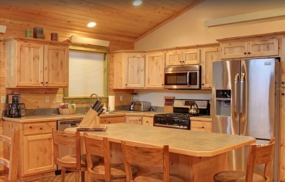 Cabin | Private kitchen | Full-size fridge, microwave, oven, stovetop