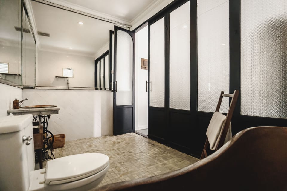 Suite (Magena) | Bathroom | Free toiletries, hair dryer, slippers, towels